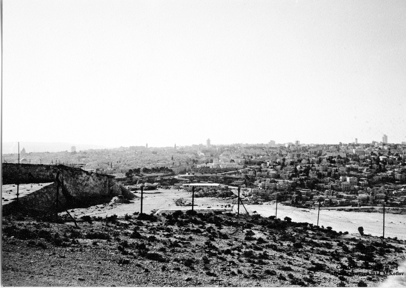 The city of Quneitra as it appears in December 1973. Palsar7
spent sometime in December 1973 training inside the city. img454.jpg